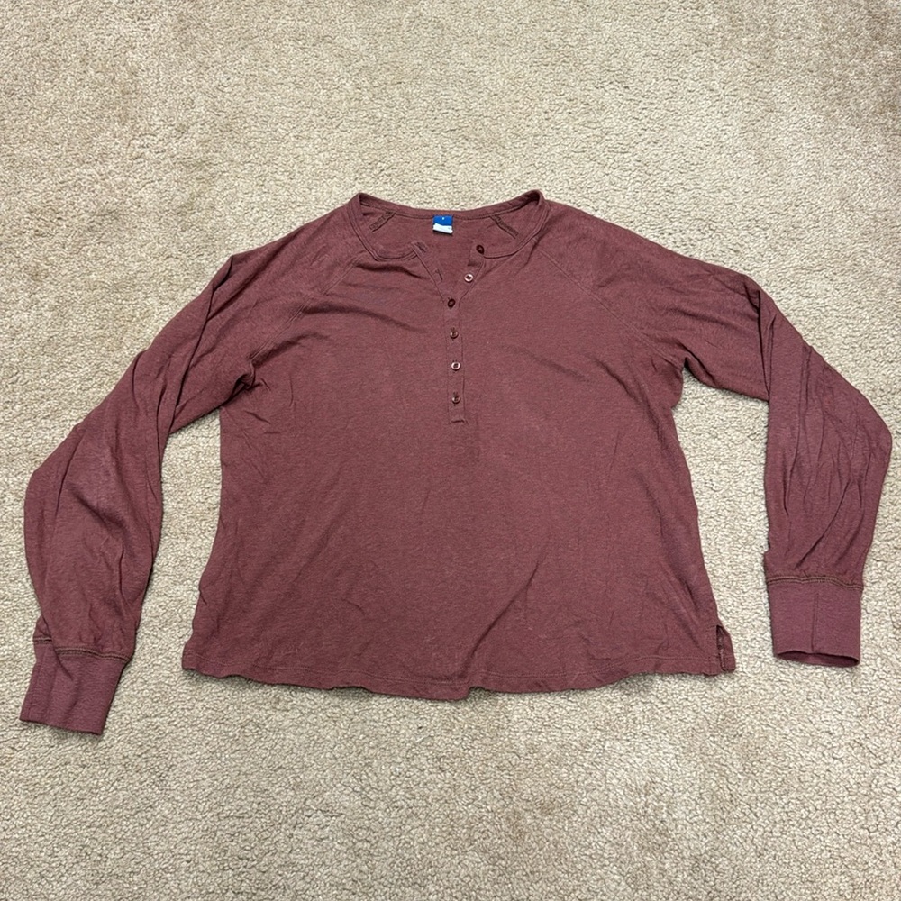 Old Navy women cropped Henley tee. Small
